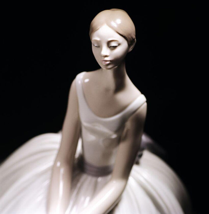 Lladro Refinement Ballet Woman Figurine