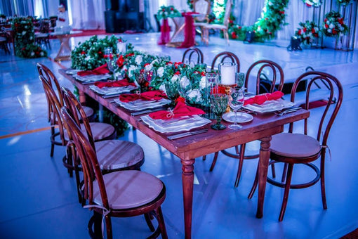 Decorate Your Dining Room This Holiday With Right Dining Table Décor
