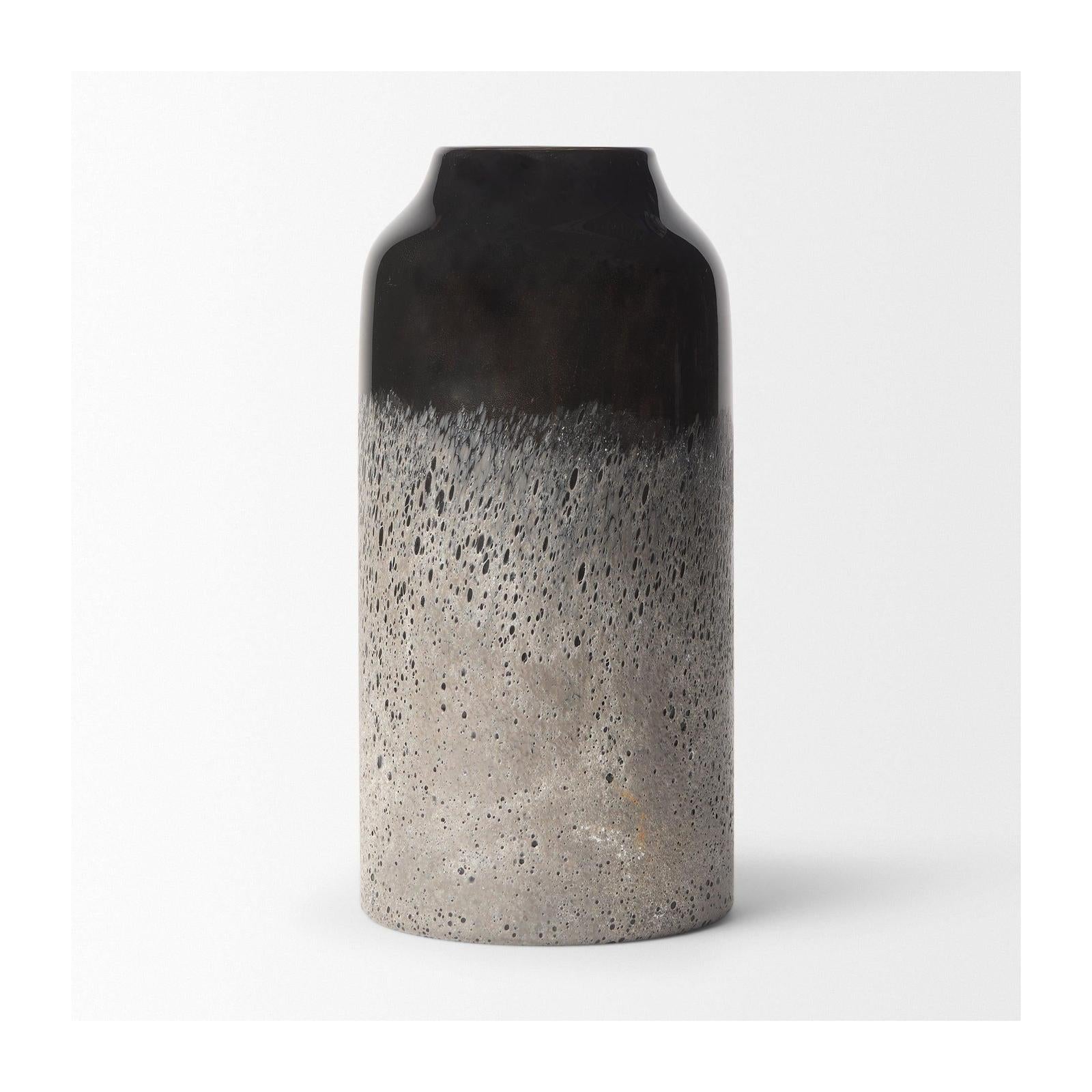 Mercana Emu Black w/ Gray Vase