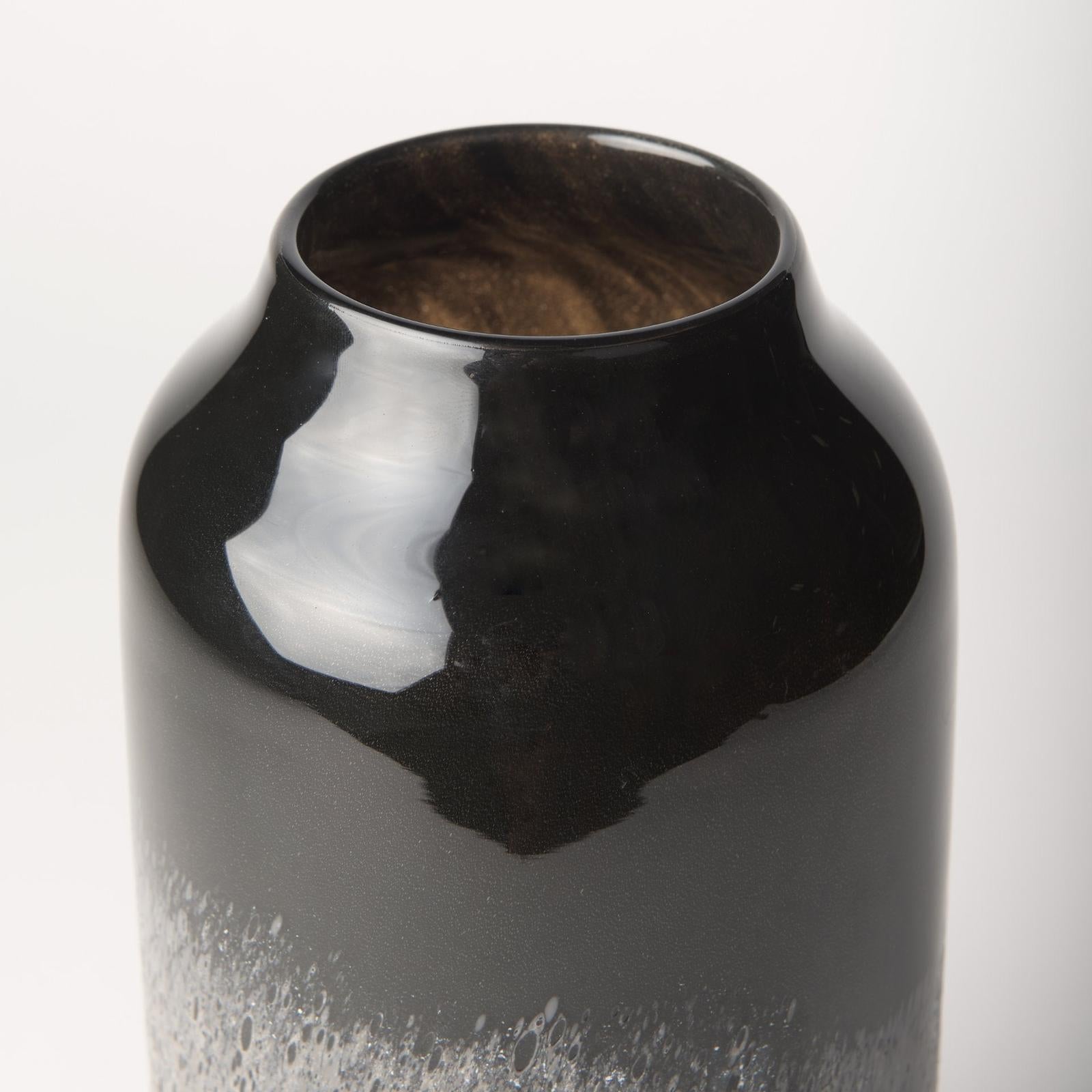 Mercana Emu Black w/ Gray Vase