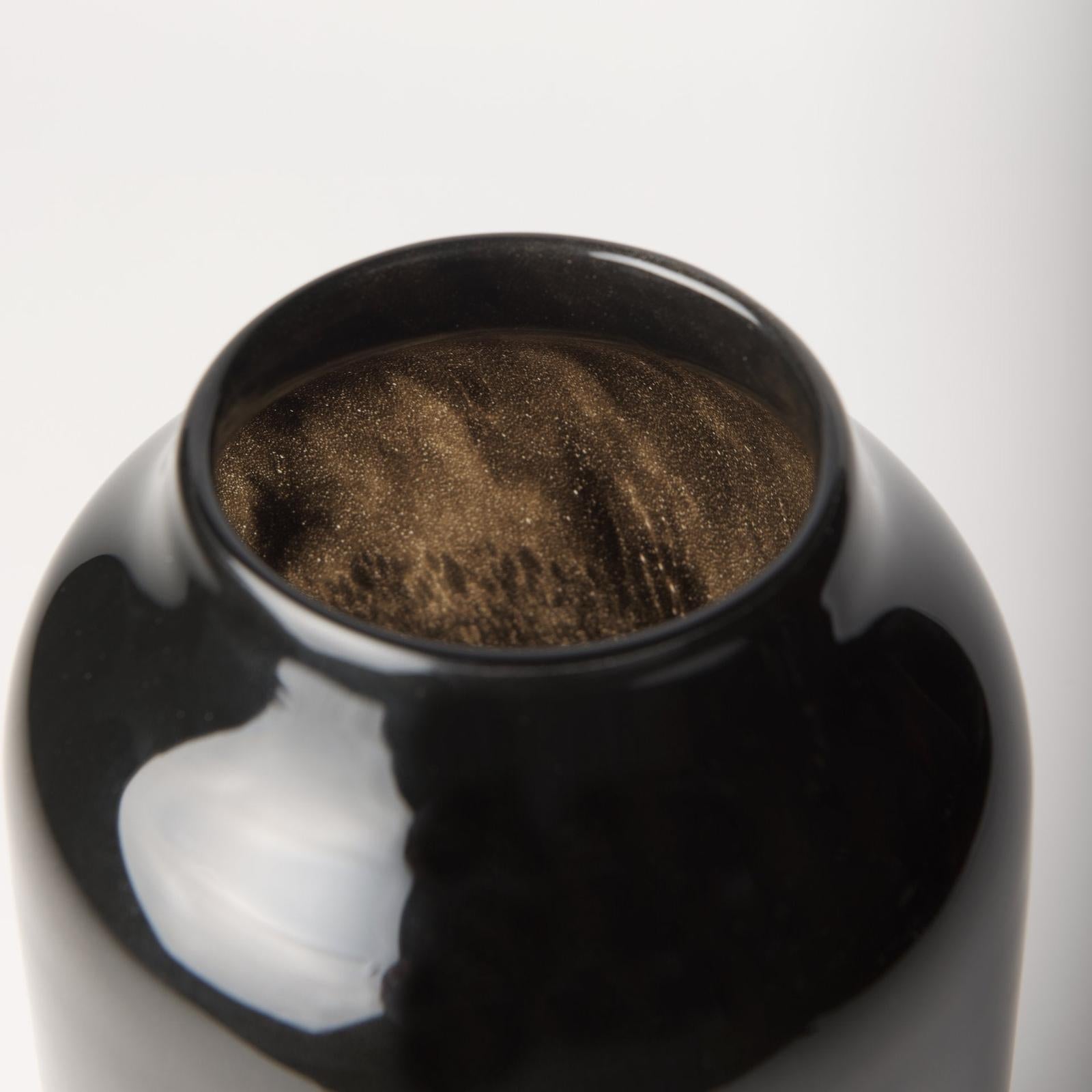 Mercana Emu Black w/ Gray Vase