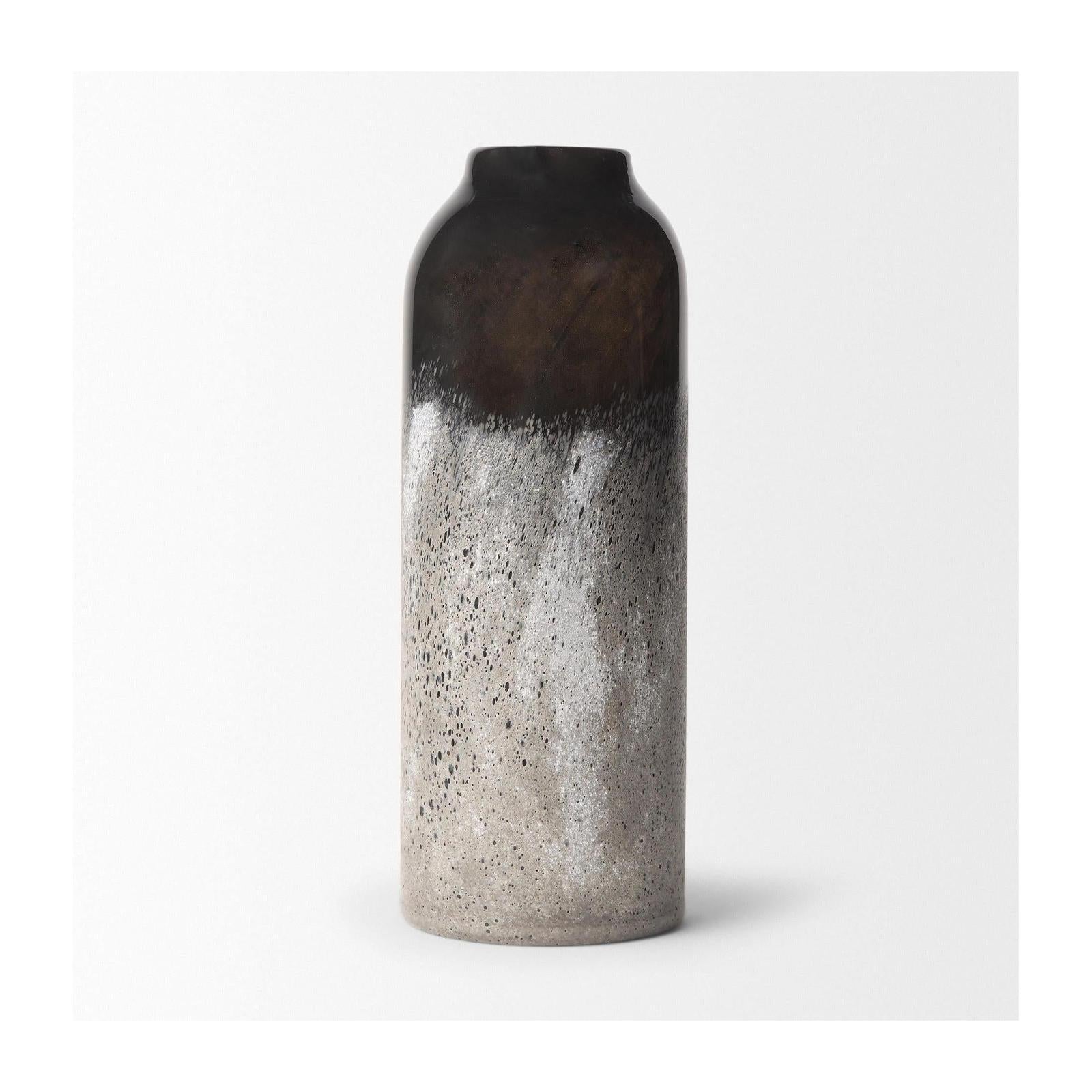 Mercana Emu Black w/ Gray Vase