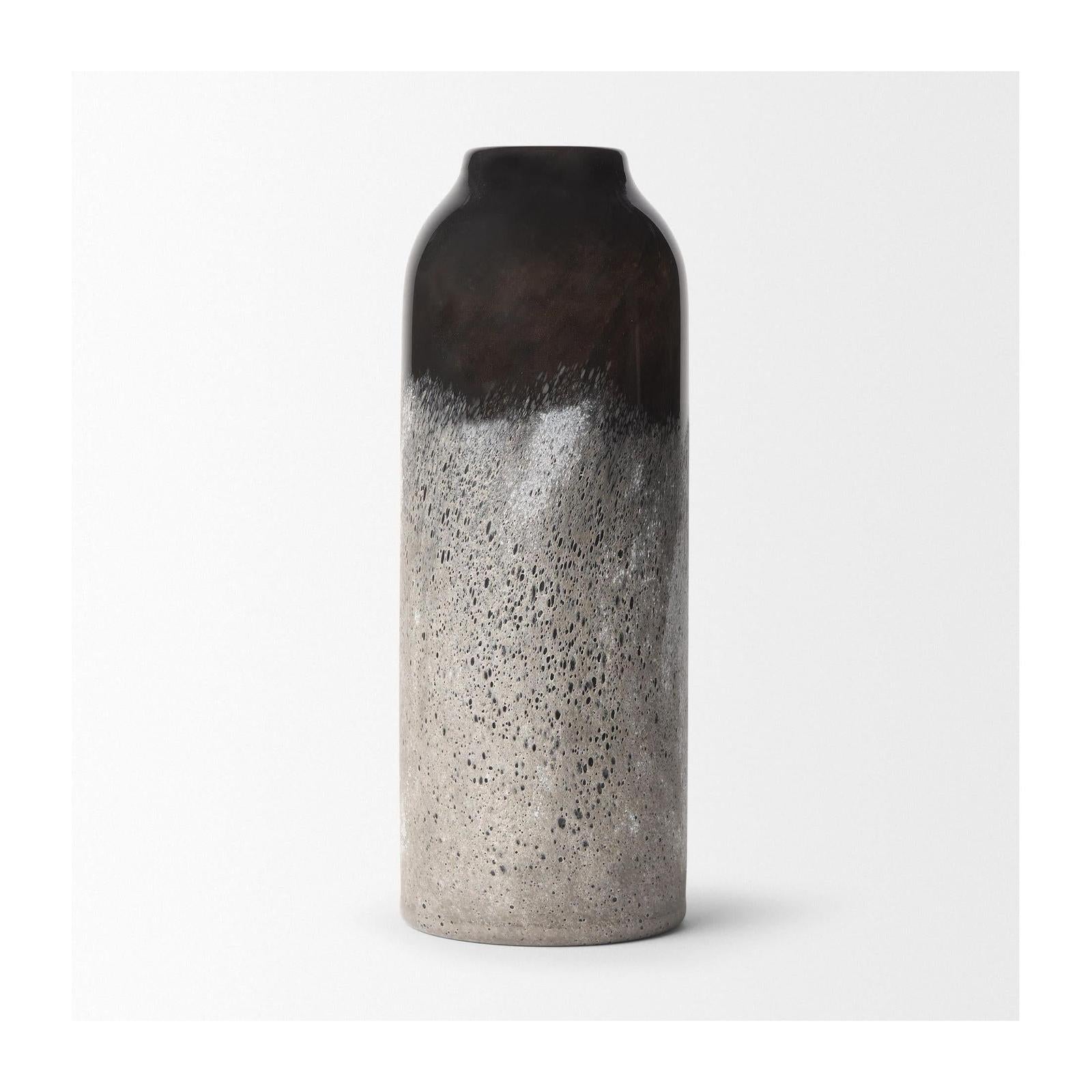 Mercana Emu Black w/ Gray Vase