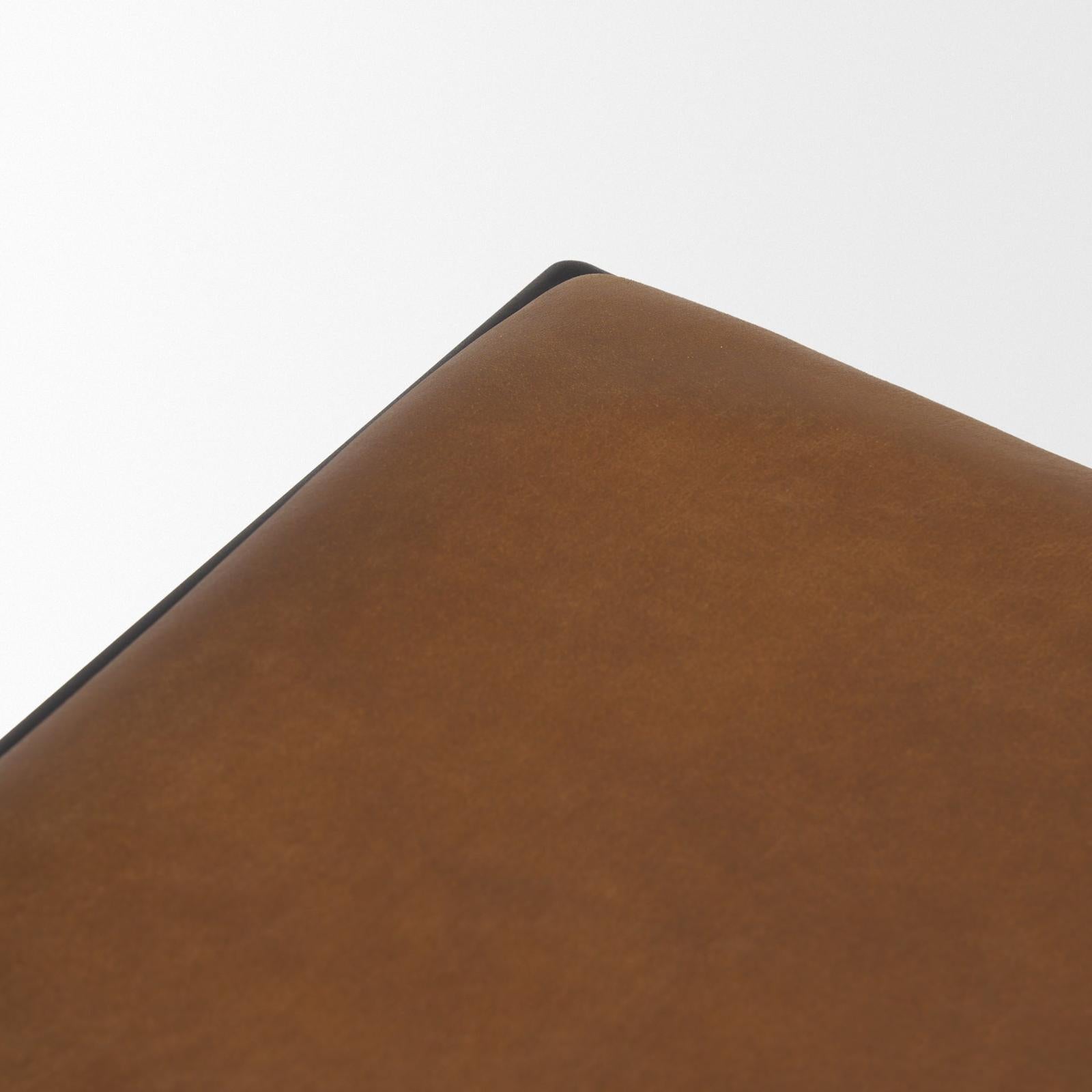 Mercana Taniel Leather w/ Black Metal Stool