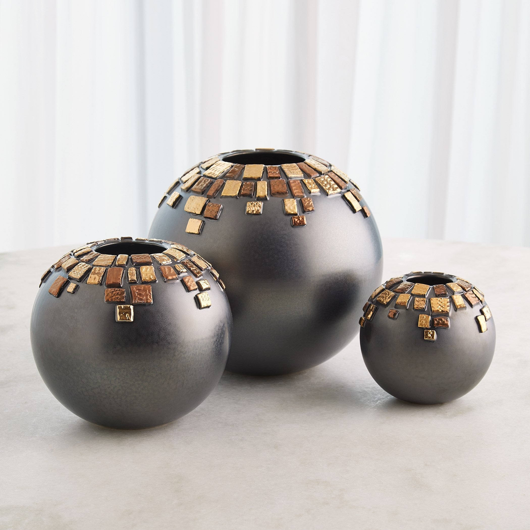 Global Views Reactive Black Array Vase