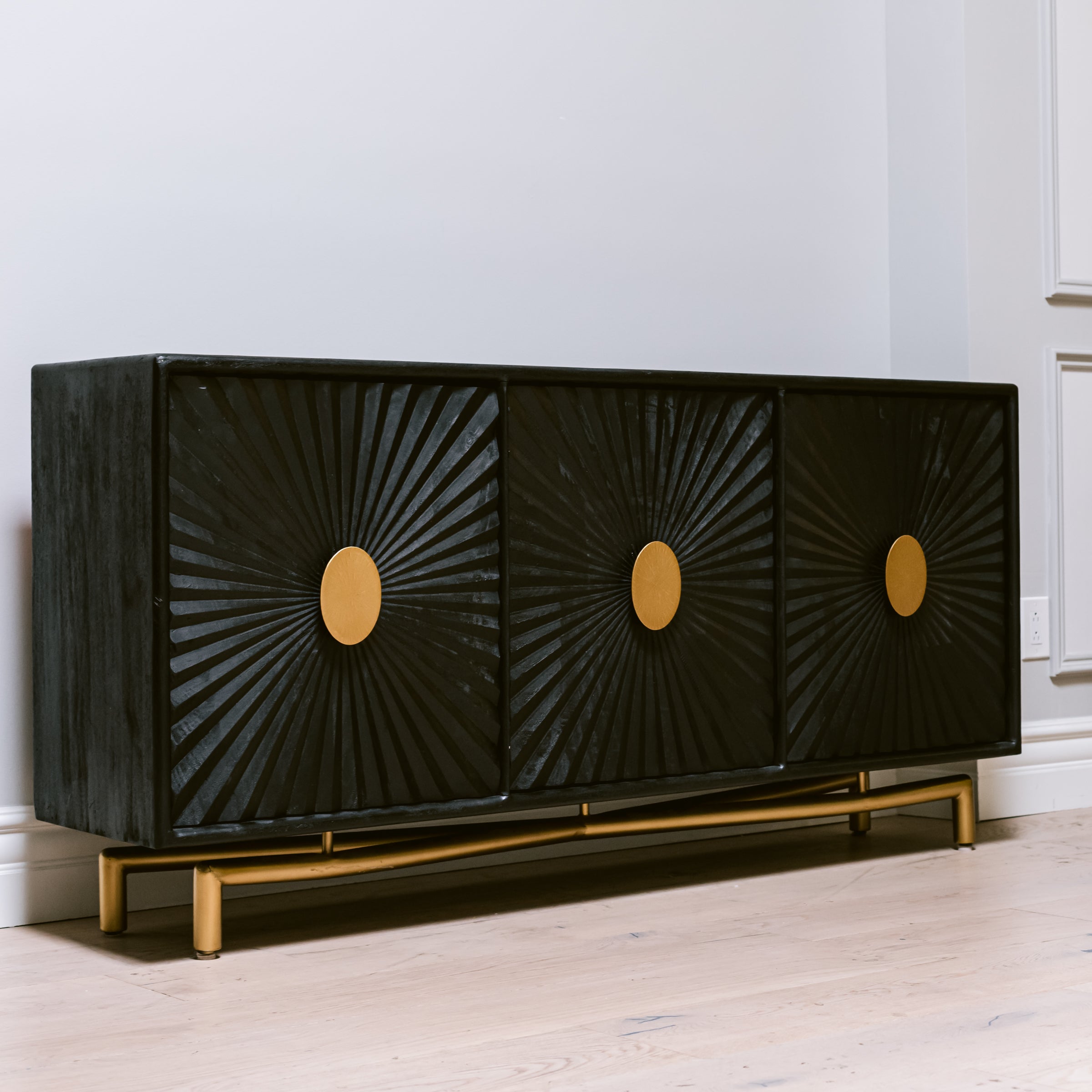 Hooker Furniture 5560-55 69in Entertainment Console