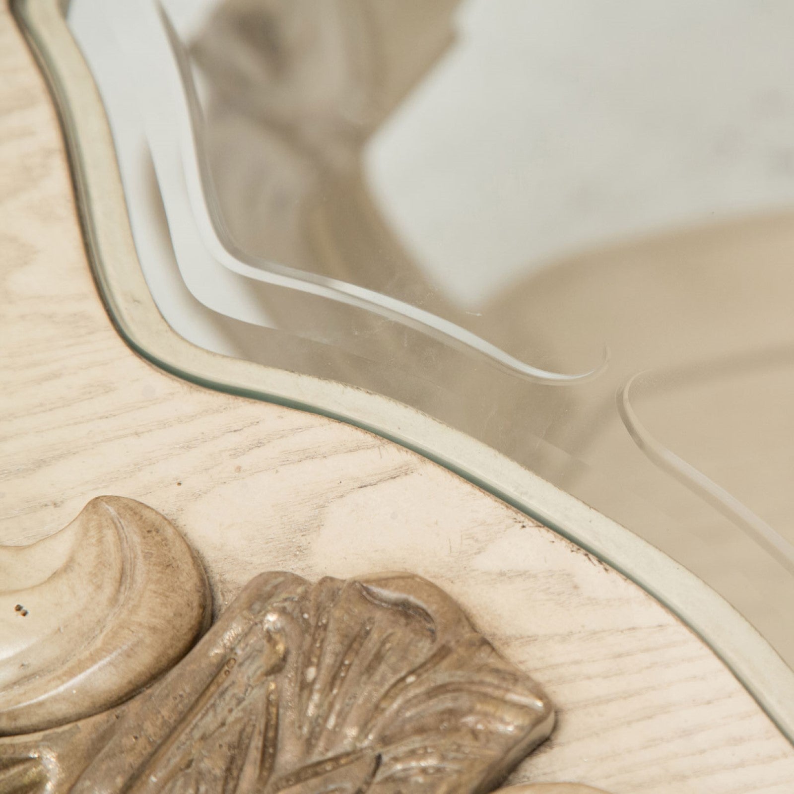 Michael Amini Platine de Royale End Table - Champagne