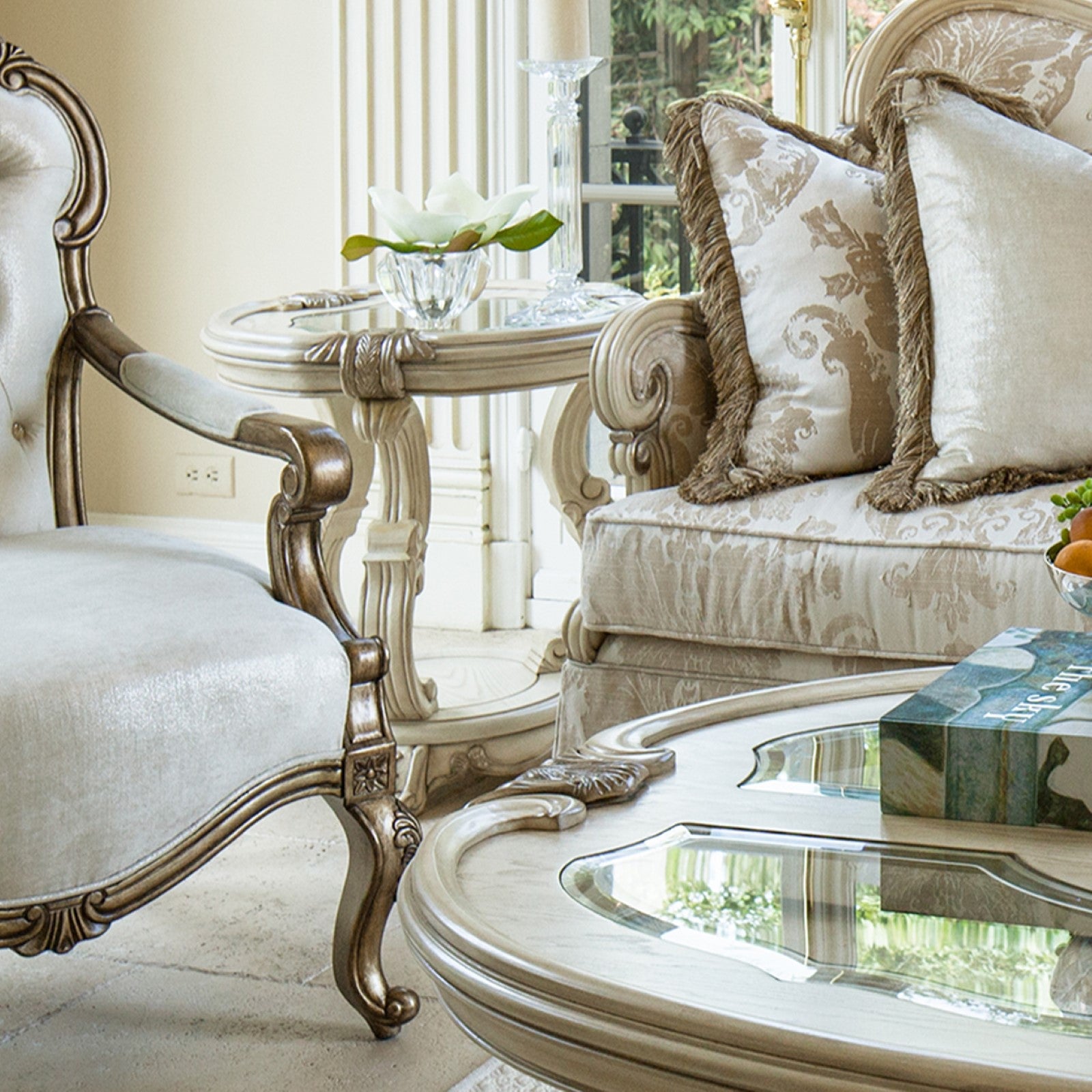 Michael Amini Platine de Royale End Table - Champagne