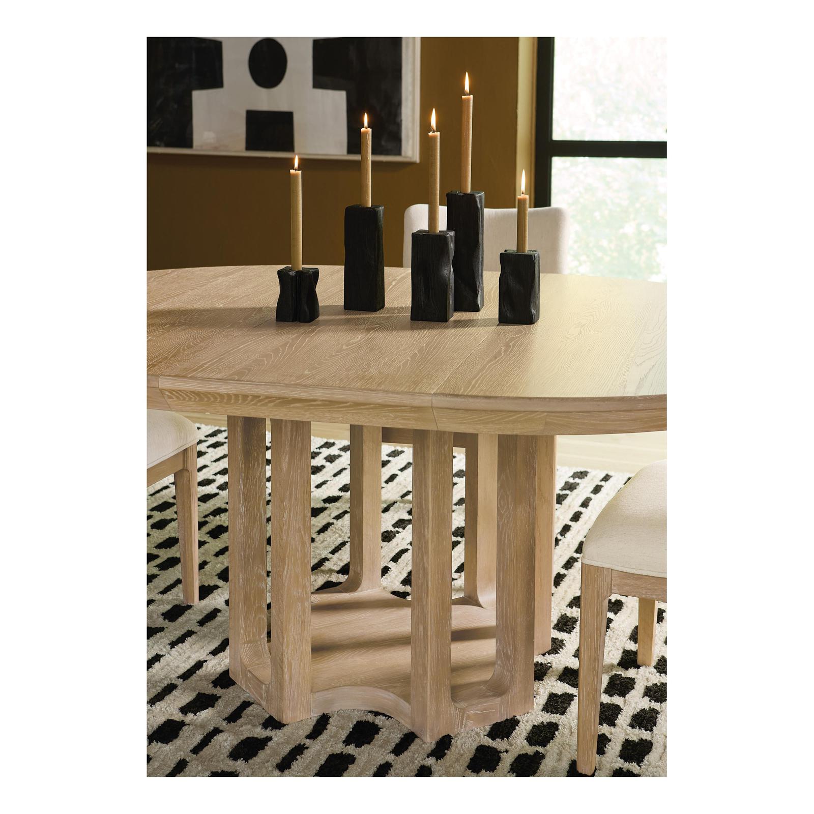 Hooker Furniture Banyon Bay Round Dining Table with One 18-in Leaf