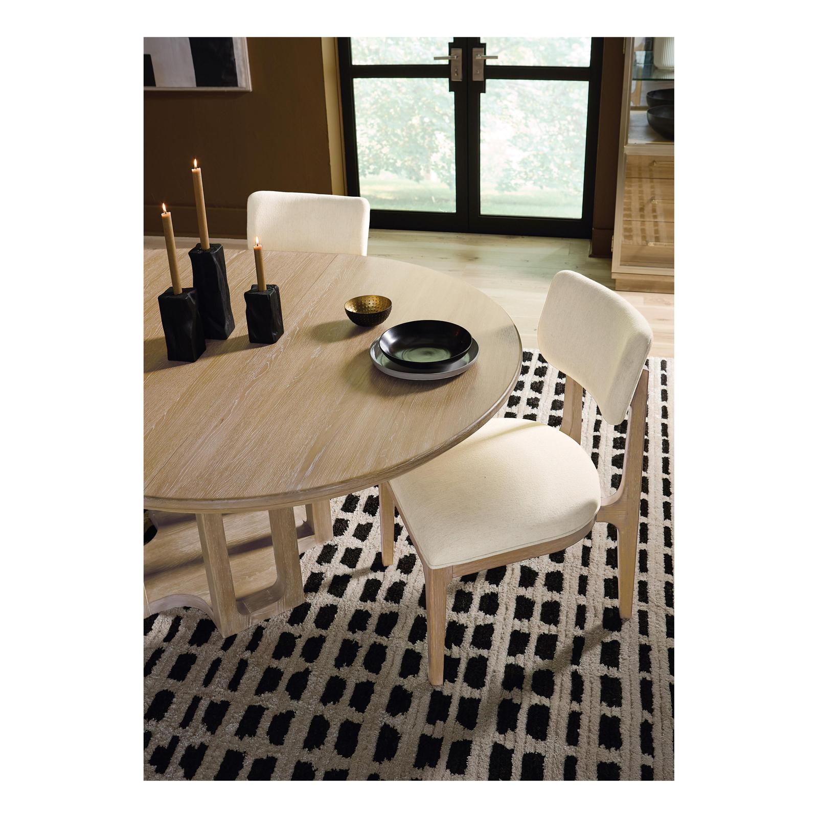 Hooker Furniture Banyon Bay Round Dining Table with One 18-in Leaf