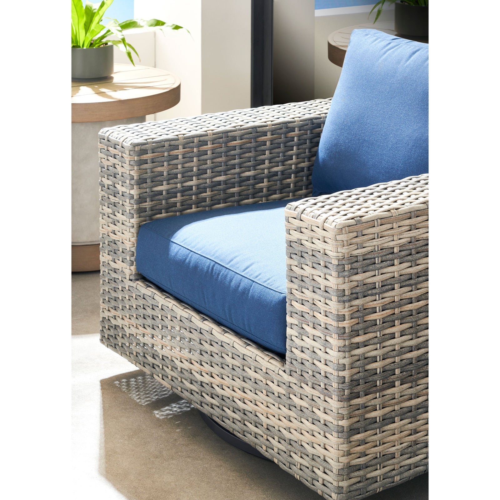 Vanguard Michael Weiss Outdoor Tiburon Outdoor End Table-E1