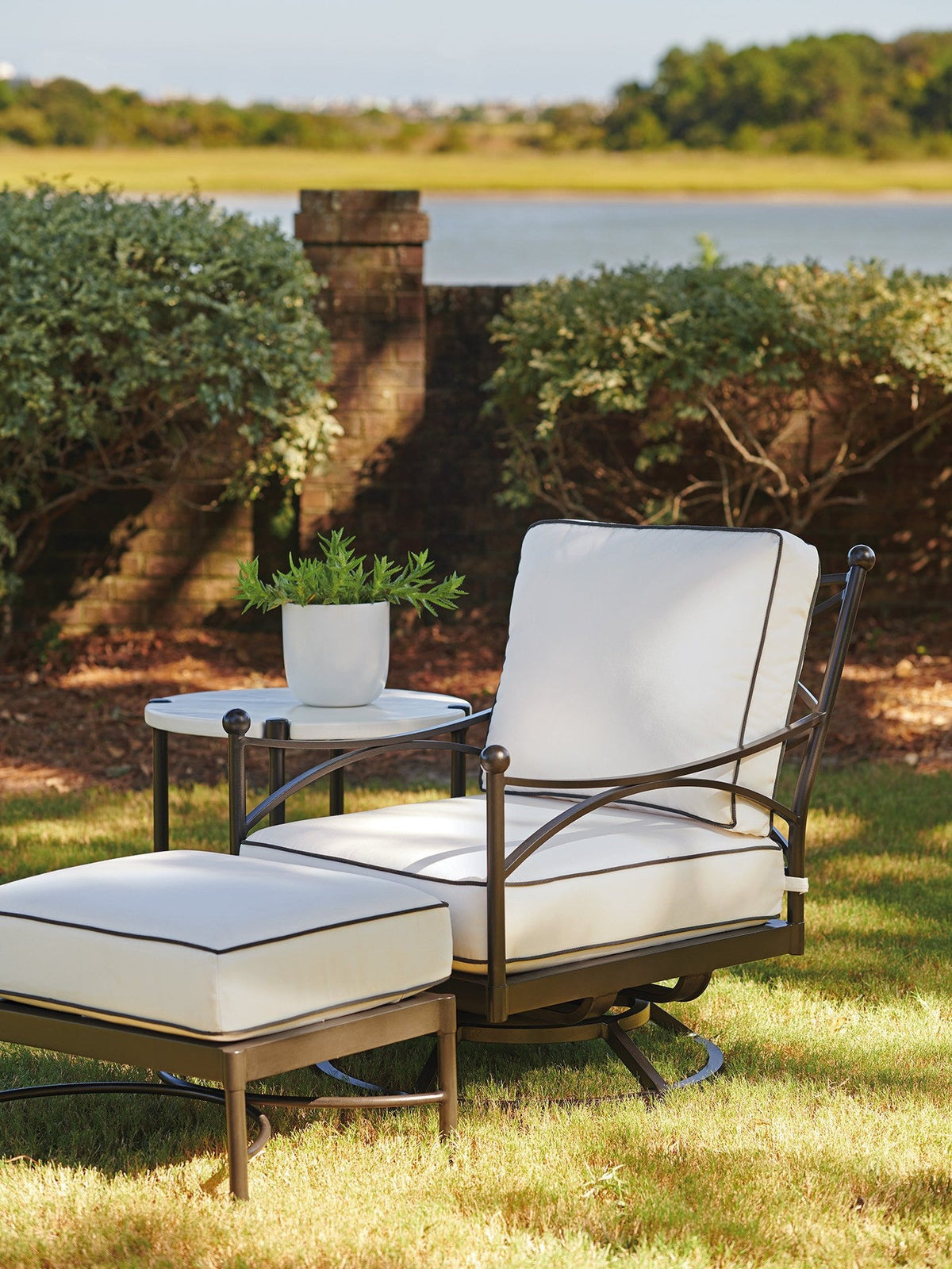 Tommy Bahama Outdoor Pavlova Swivel Lounge Chair 3911